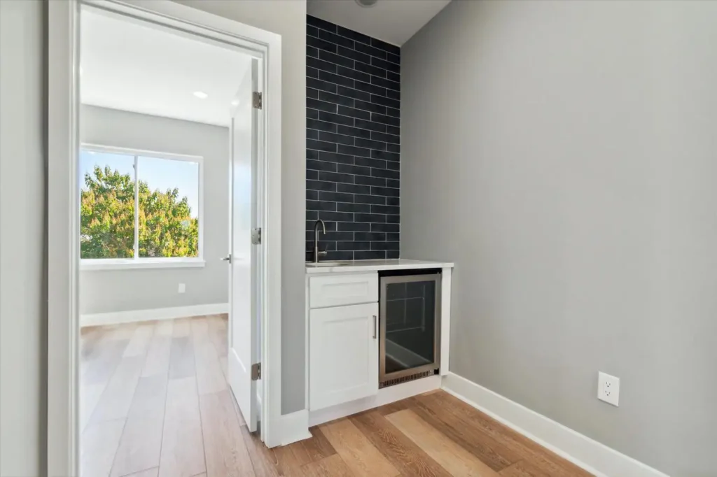 2041 N Randolph 11