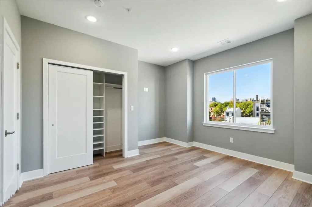 2041 N Randolph 15