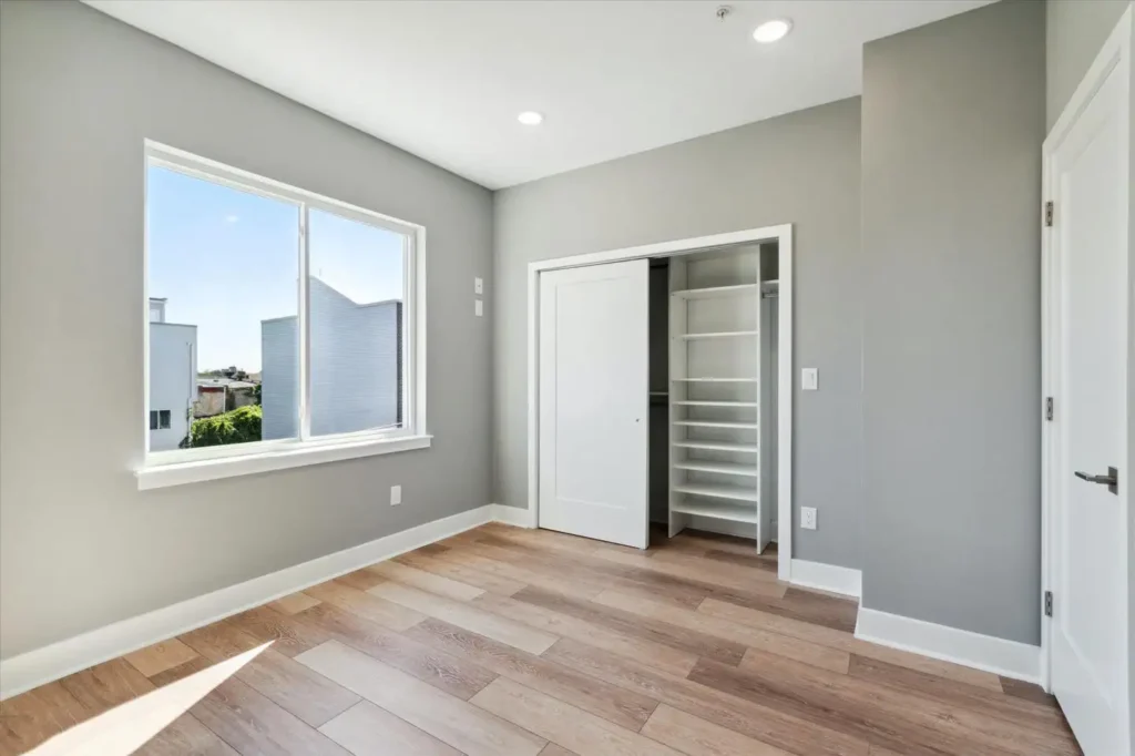 2041 N Randolph 16
