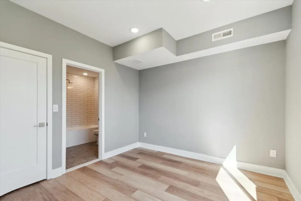 2041 N Randolph 18