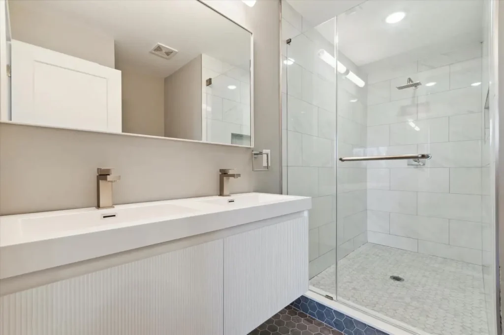 2041 N Randolph 7